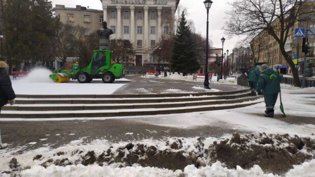 Понад дві тисячі комунальників прибирають сніг у Харкові