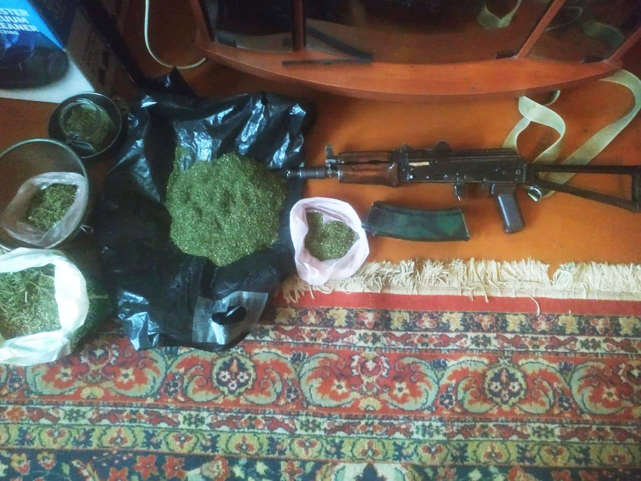 На Харківщині у чоловіка виявили зброю та наркотики