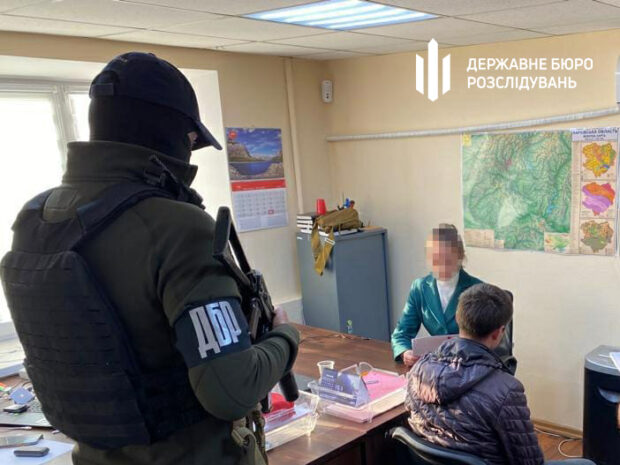 Працівники ДБР завершили досудове розслідування щодо очільниці Вовчанського районного суду та завідувача одного із секторів Держпідприємства «Куп’янське лісове господарство», які допомагали загарбникам під час тимчасової окупації.