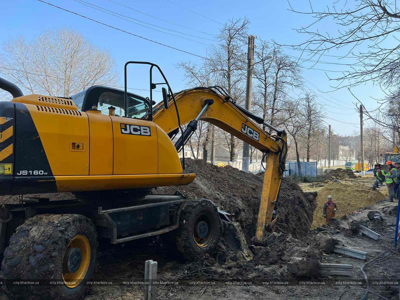 На Новобаварському проспекті відновлюють каналізаційний колектор