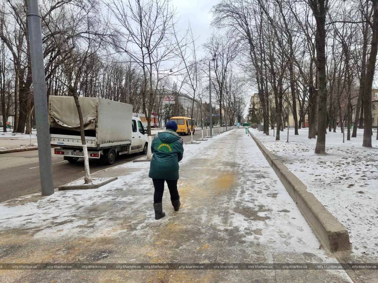 У Харкові сніг та лід прибирають майже дві тисячі комунальників