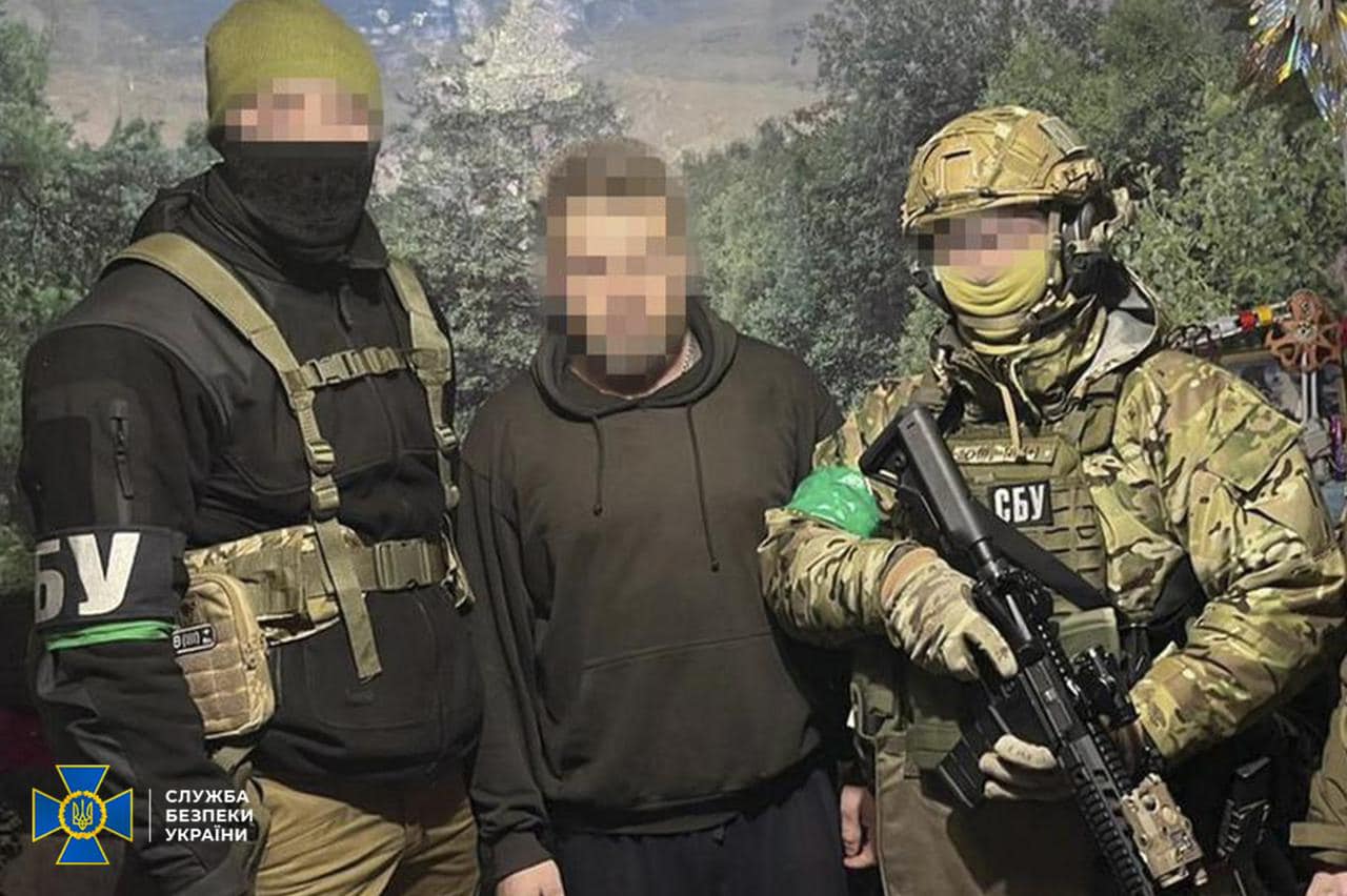Допомагав окупантам будувати блокпости та ремонтував їм техніку: СБУ затримала колаборанта на Харківщині