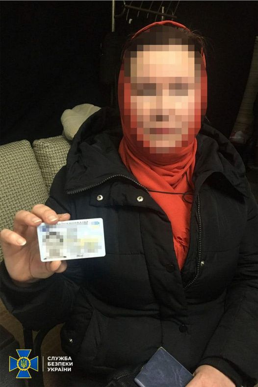 СБУ затримала колаборантку, яка впроваджувала стандарти освіти рф на Харківщині
