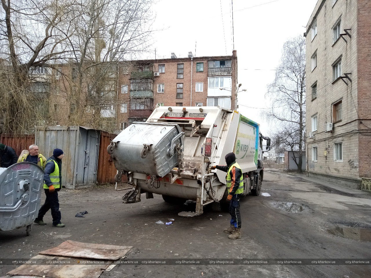 Робітники КВПВ наводять лад у районі харківського аеропорту