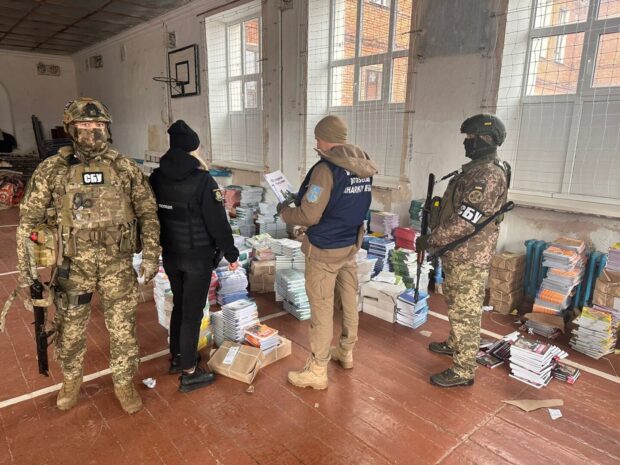 Поліцейські вилучили близько 600 російських підручників з приміщення закладу освіти у місті Вовчанськ Харківської області