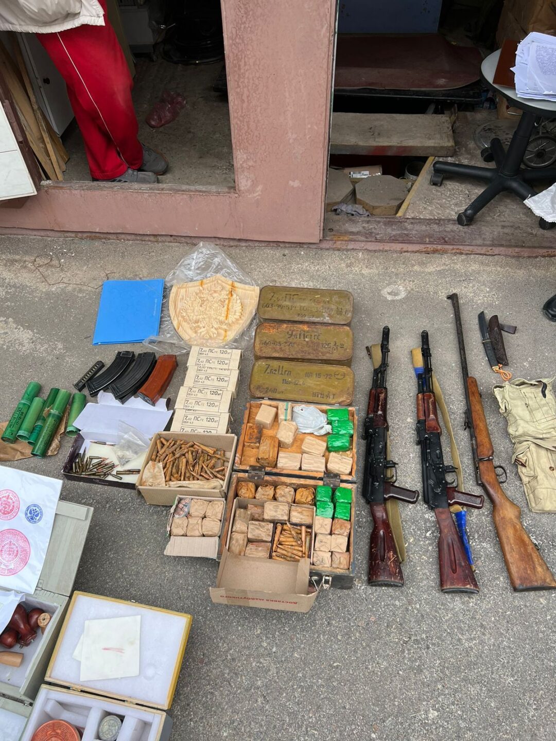 Вилучили зброю та боєприпаси: у Харкові викрили чоловіка у зберіганні заборонених предметів