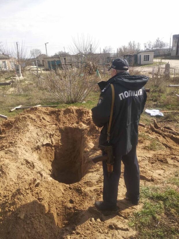 Мешканка Ізюму загинула під час обстрілу міста росіянами: поліція вилучила тіло загиблої