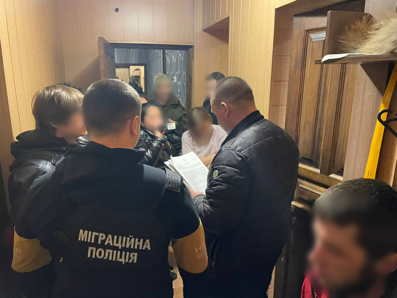 У Харкові затримали сутенерку, яка втягнула в проституцію неповнолітніх