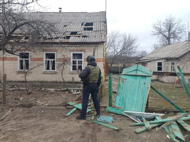 Поранення отримали 3 жінки: слідчі зафіксували наслідки обстрілів Харківщини з боку військових росії