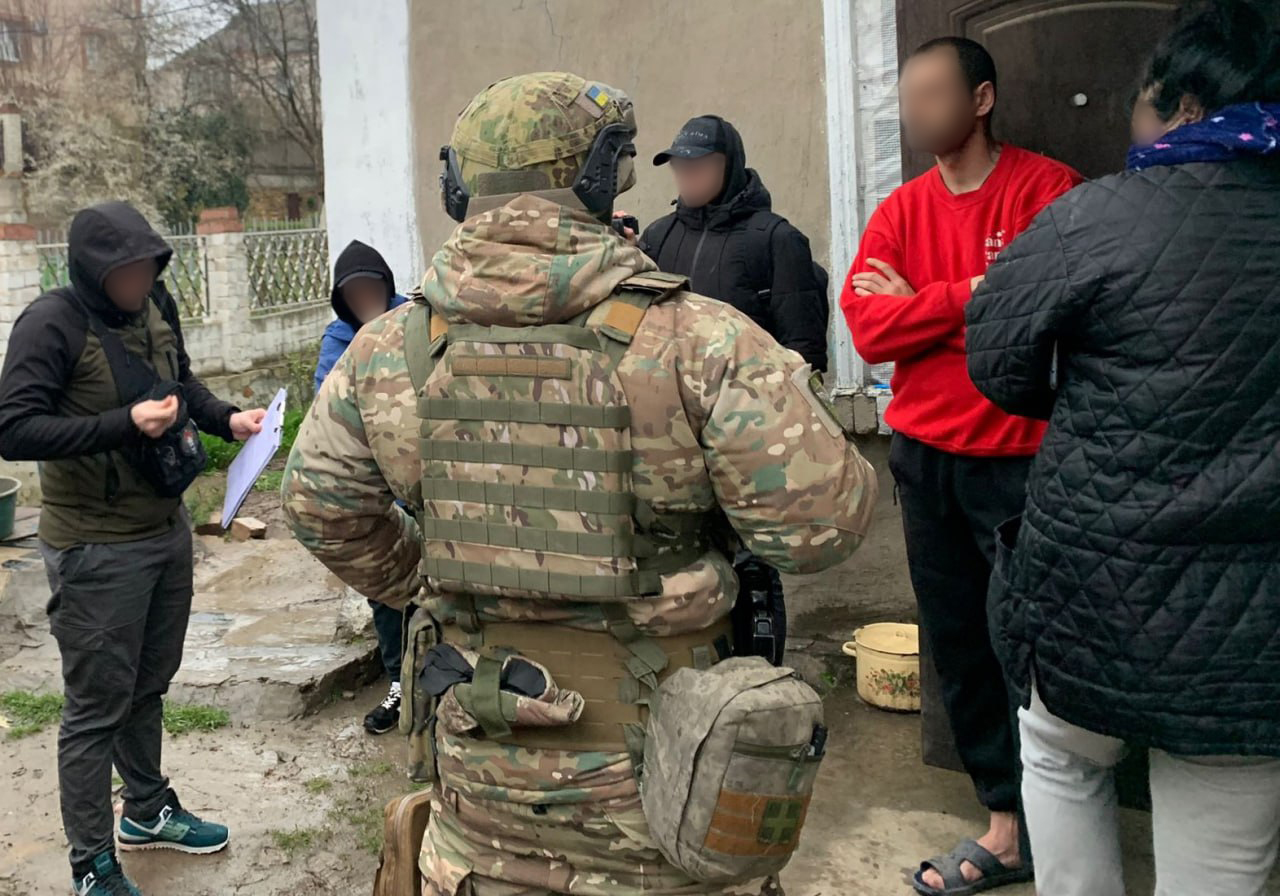 "Картка заблокована": у Харкові викрили групу у онлайн шахрайстві