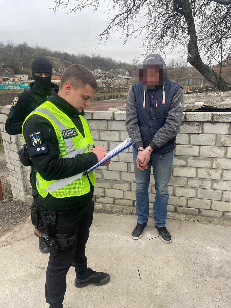 На Харківщині затримали чоловіка під час незаконного збуту зброї