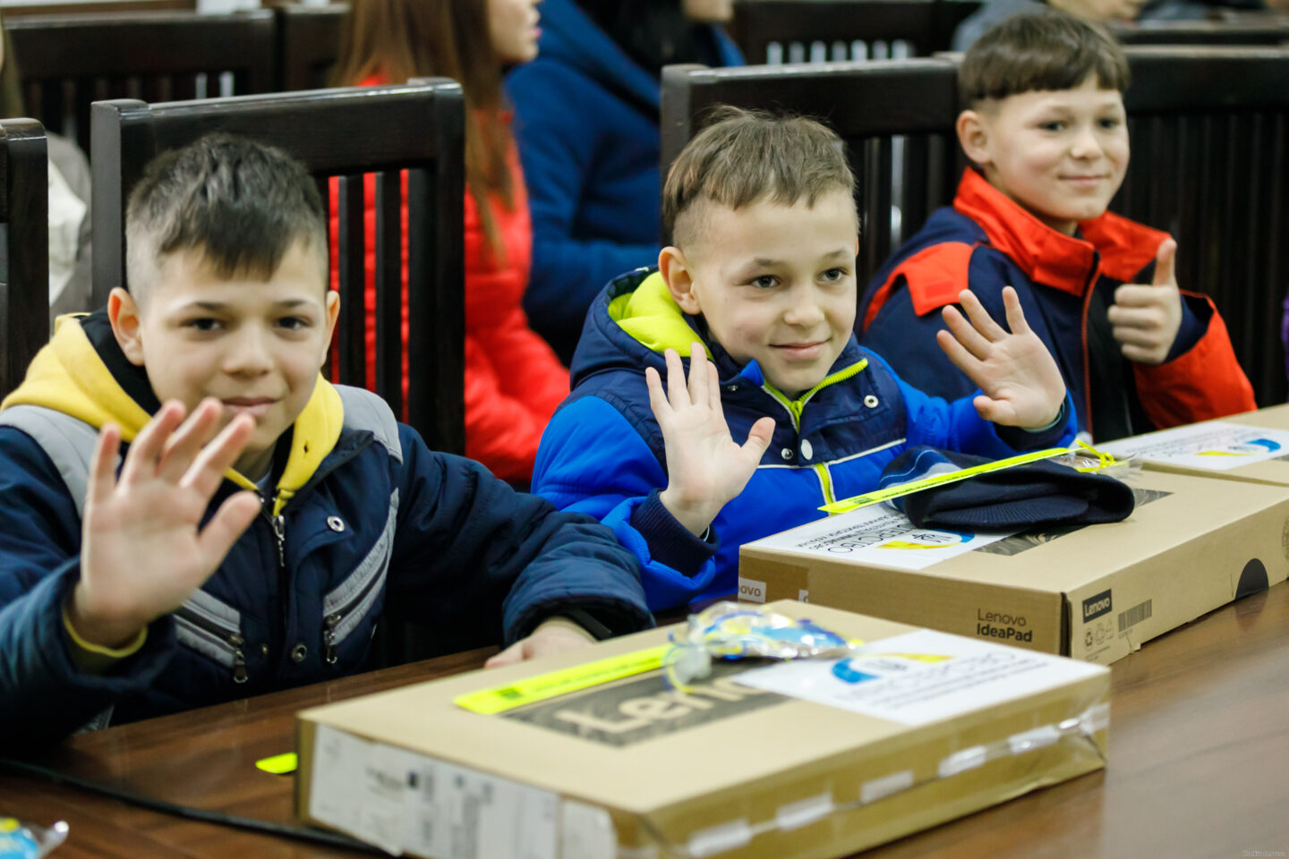 На Харківщині дітям, які виховуються без батьків, передали ноутбуки