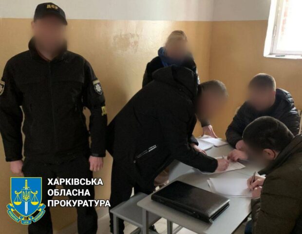 Видавали себе за правоохоронців і вчиняли розбійні напади: восьмеро осіб підозрюються в бандитизмі