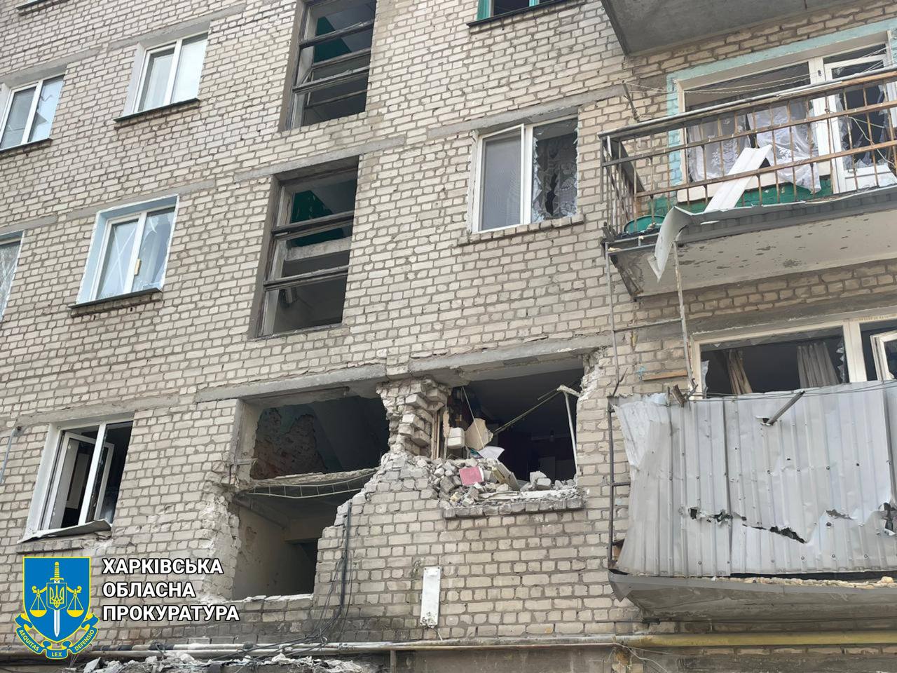 Вранці окупанти влучили у п’ятиповерхівку в Куп‘янську: правоохоронці зафіксувала наслідки обстрілу