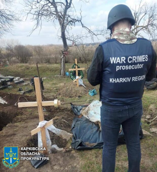 Отримав осколковe поранення в голову під час російського обстрілу: на Харківщині ексгумовано труп чоловіка