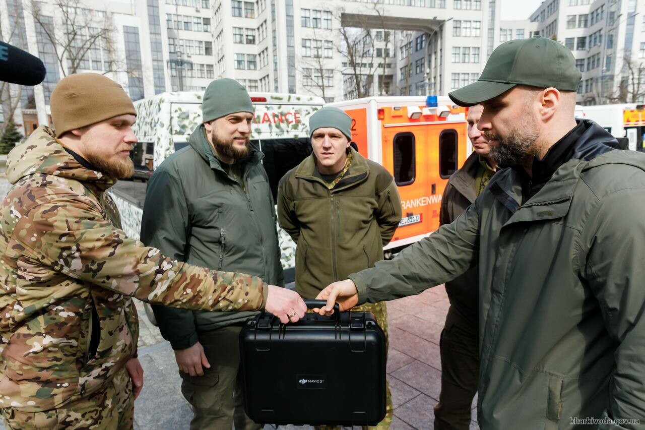 Захисники Харківщини отримали 4 авто екстреної допомоги та мобільний лазнево-пральний комплекс