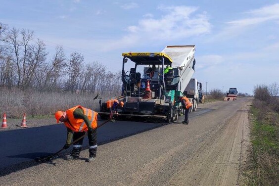 В Ізюмському районі відновлюють постраждалу від бойових дій дорогу