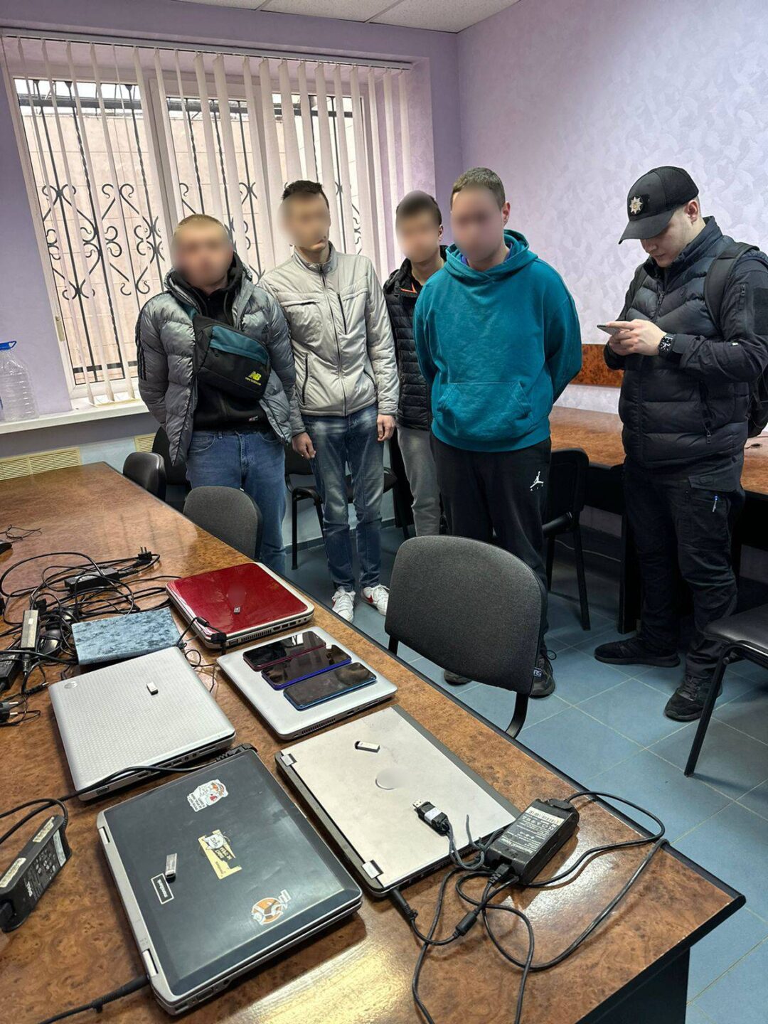 Обіцяли перевезення чоловіків через кордон: кіберполіцейські та слідчі поліції Харківщини викрили групу шахраїв
