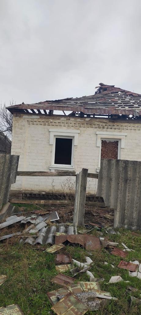 Загинув цивільний чоловік: слідчі зафіксували наслідки обстрілів з боку військових рф