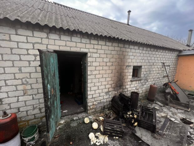 Росіяни вбили двох цивільних чоловіків, зруйнували житлові будинки: слідчі зафіксували наслідки обстрілів з боку окупантів