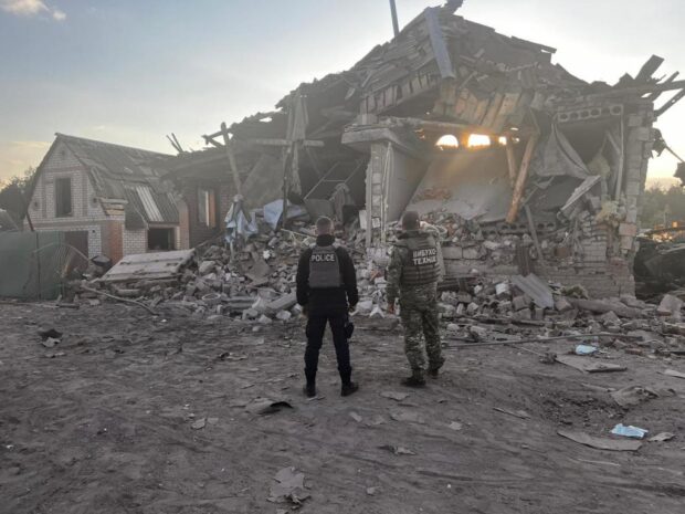 Через ворожі обстріли травми отримав житель Харківщини: слідчі зафіксували наслідки військової агресії рф