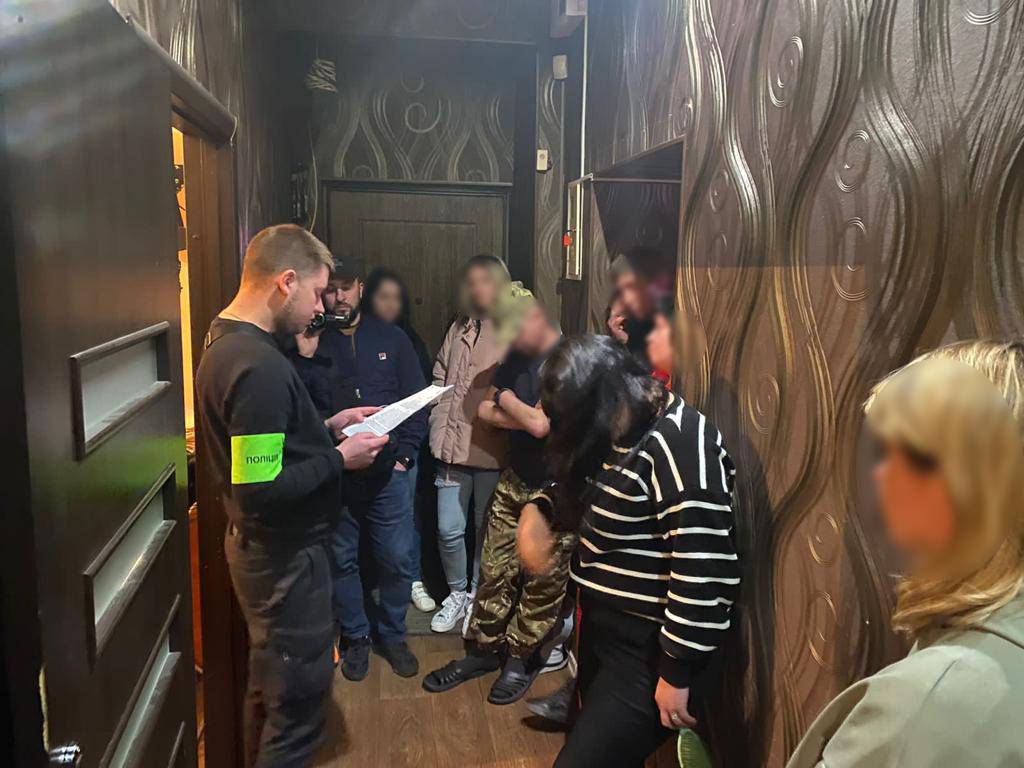 У Харкові поліцейські викрили чоловіків, які займались сутенерством