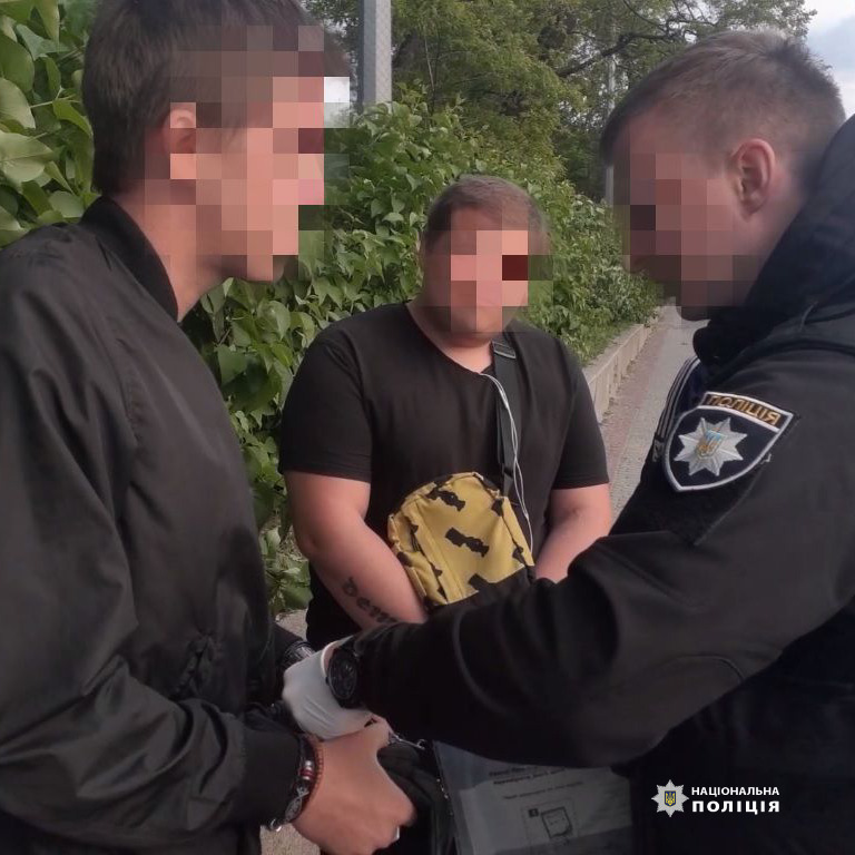 У Харкові чоловік підмінив товар на дешевший під час огляду на точці видачі, а потім відмовився від покупки