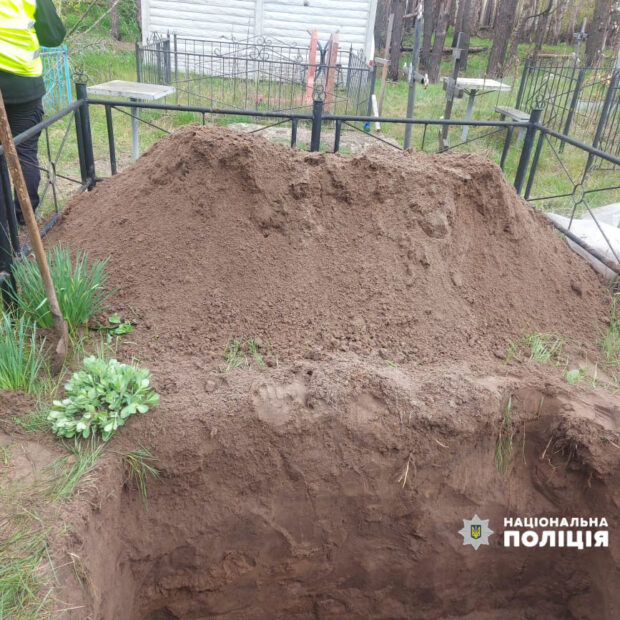 На Харківщині ексгумували тіло чоловіка, якого вбили росіяни