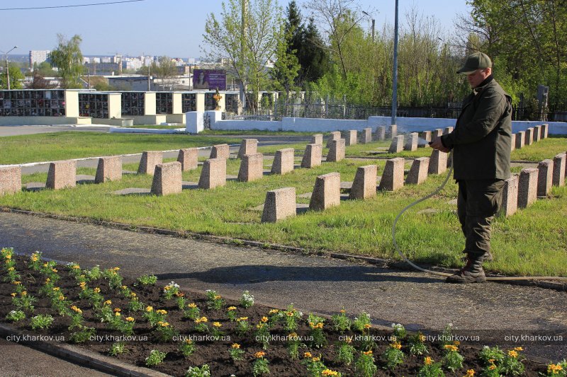 У Харкові почали висаджувати квіти на меморіалах