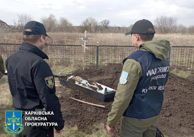 На Харківщині правоохоронці ексгумували труп чергової жертви росіян