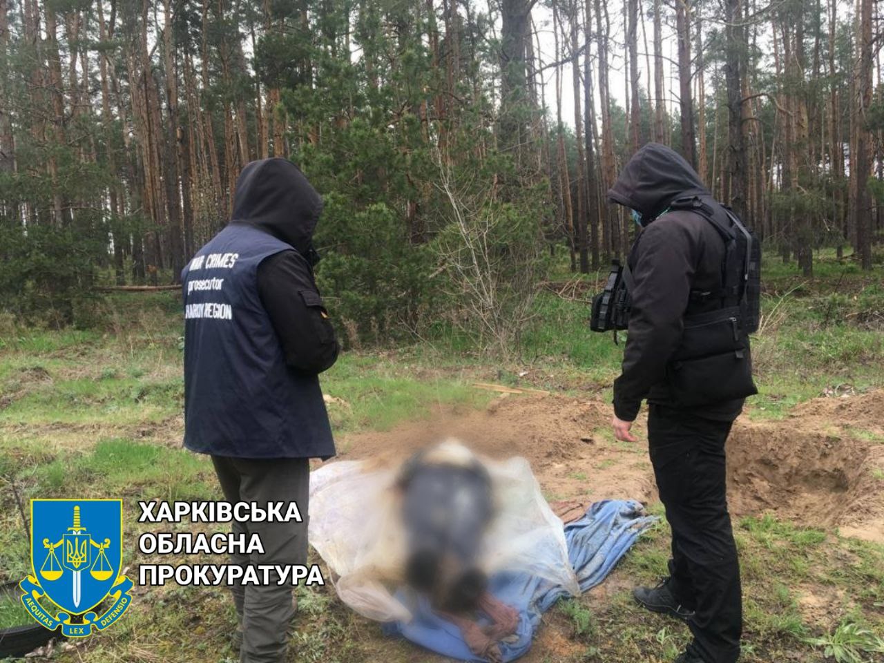 На Харківщині правоохоронці ексгумували труп чергової жертви росіян
