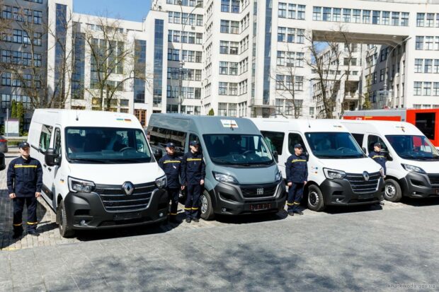 Рятувальники Харківщини отримали нові мікроавтобуси з Німеччини (