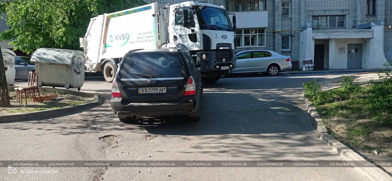 У Харкові фіксують випадки неправильного паркування біля сміттєвих контейнерів