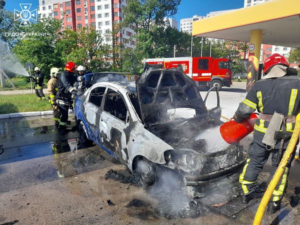 У Харкові на території АЗС, під час заправки спалахнуло авто