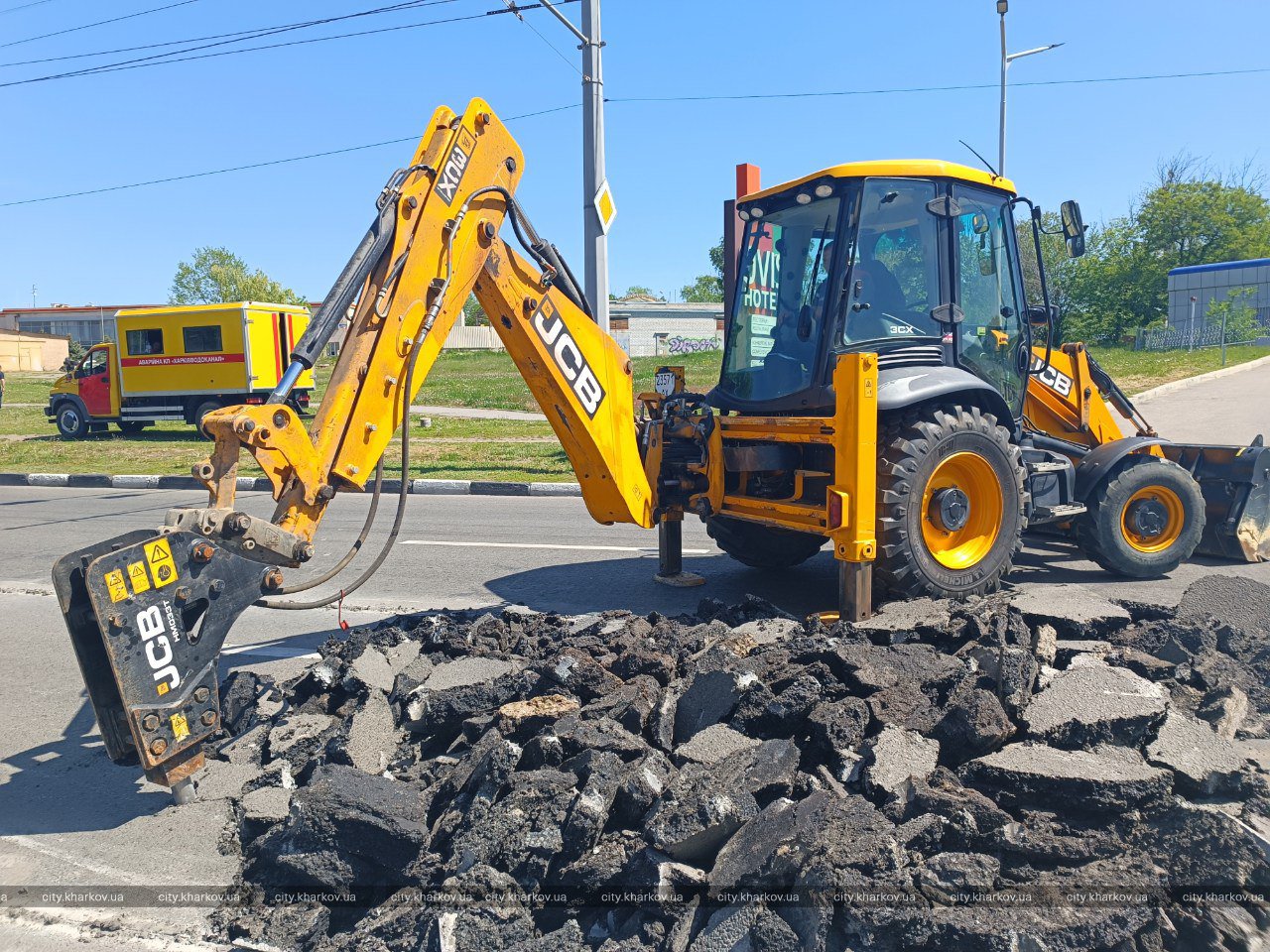Бригади «Водоканалу» продовжують відновлювати колектор на проспекті Гагаріна