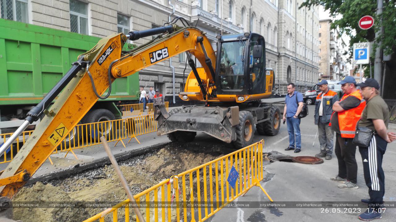 На перехресті вулиці Сумської та Театральної площі усувають провал на дорозі