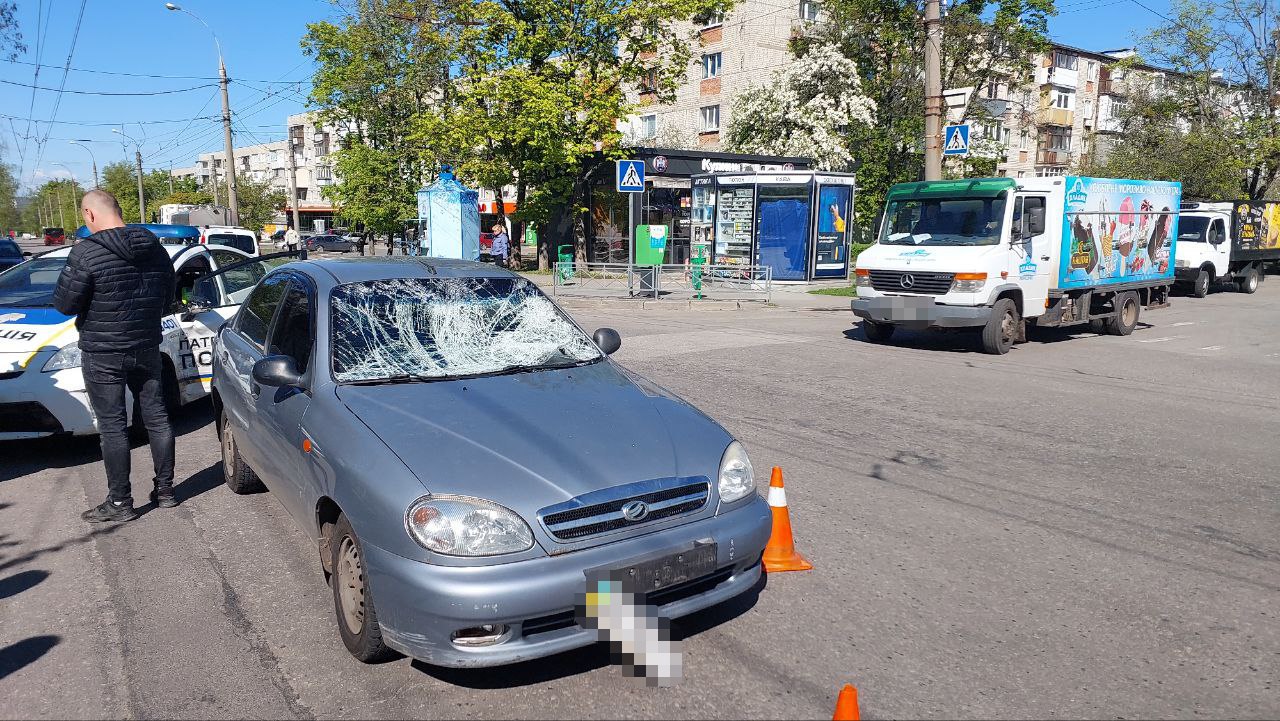 У Харкові водій автомобіля збив двох пішоходів