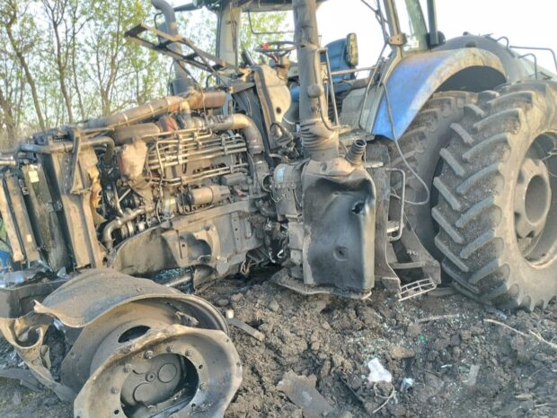 В Ізюмському районі в полі підірвався трактор