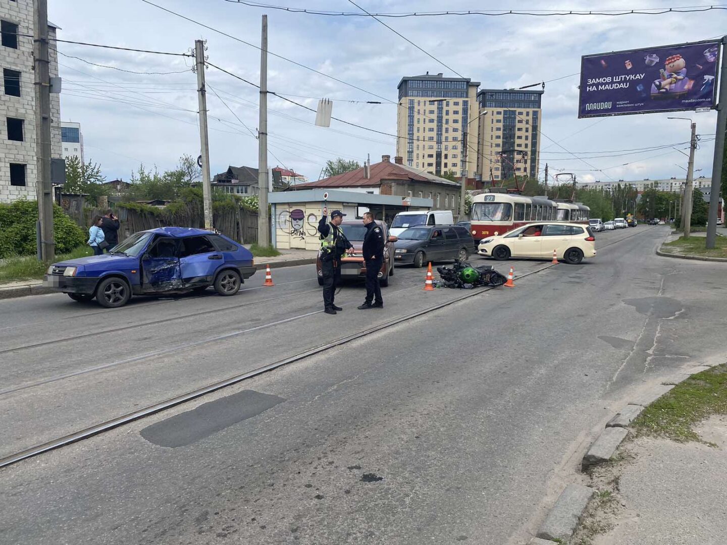 У Харкові зіштовхнулися автівка та мотоцикл: обидва водії в лікарні