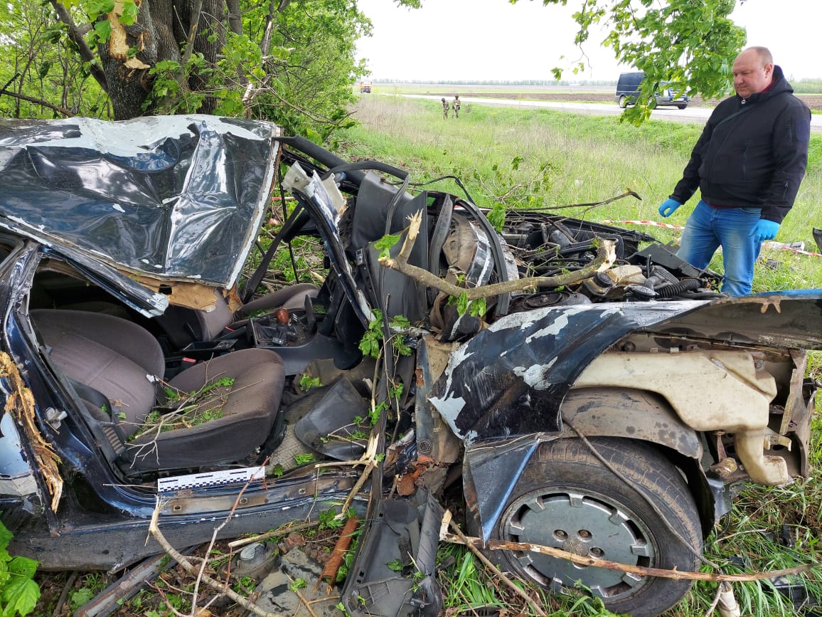 На Харківщині водій не впорався з керуванням, перекинувся та зіштовхнулося  з двома деревами: загинуло троє людей