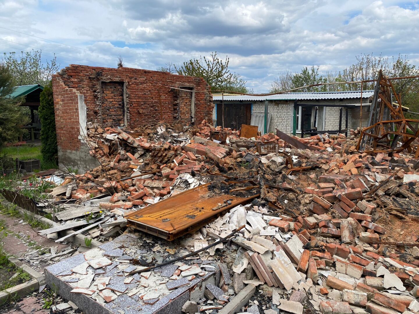 Внаслідок удару ракетою «Іскандер» поранено троє людей: слідчі зареєстрували черговий злочин росіян на Харківщині