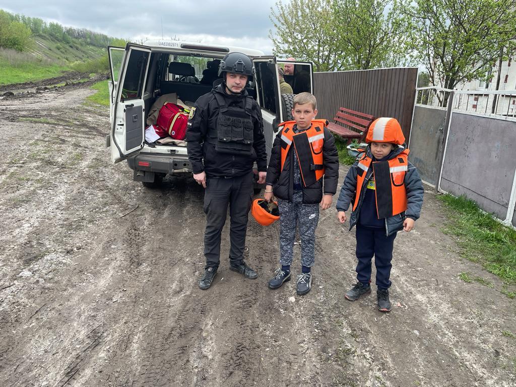 Поліцейські Куп’янщини евакуювали дітей і доставили гуманітарну допомогу мешканцям прикордонних населених пунктів