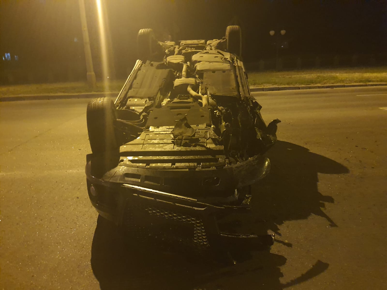 У Харкові водійка не впоралась з керуванням, в’їхала у електроопору та перекинулась