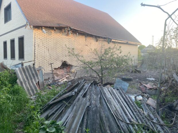 В результаті обстрілів загинули дві людини, один чоловік отримав поранення: слідчі зафіксували воєнні злочини окупантів на Харківщині