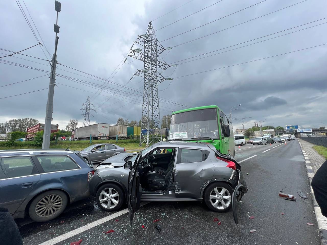 У Харкові зіштовхнулися чотири автівки та рейсовий автобус: постраждалих людей доставили до лікарні