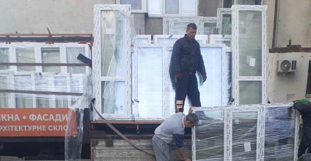 У Харкові відновлюють будівлі після останнього обстрілу
