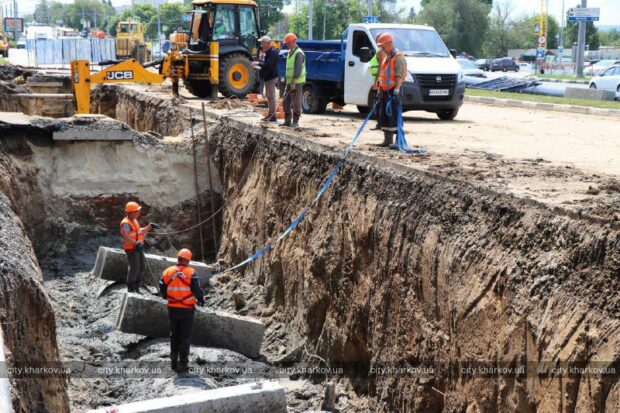 На проспекті Гагаріна продовжують відновлювати колектор