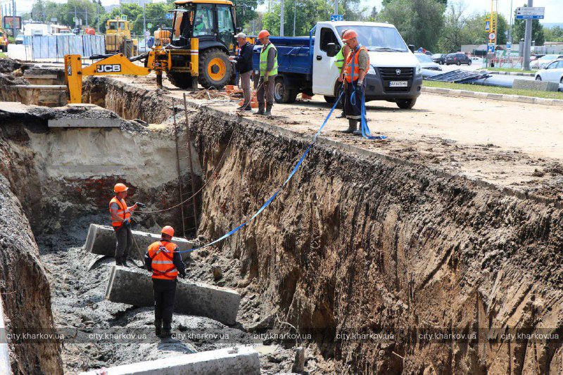 На проспекті Гагаріна продовжують відновлювати колектор