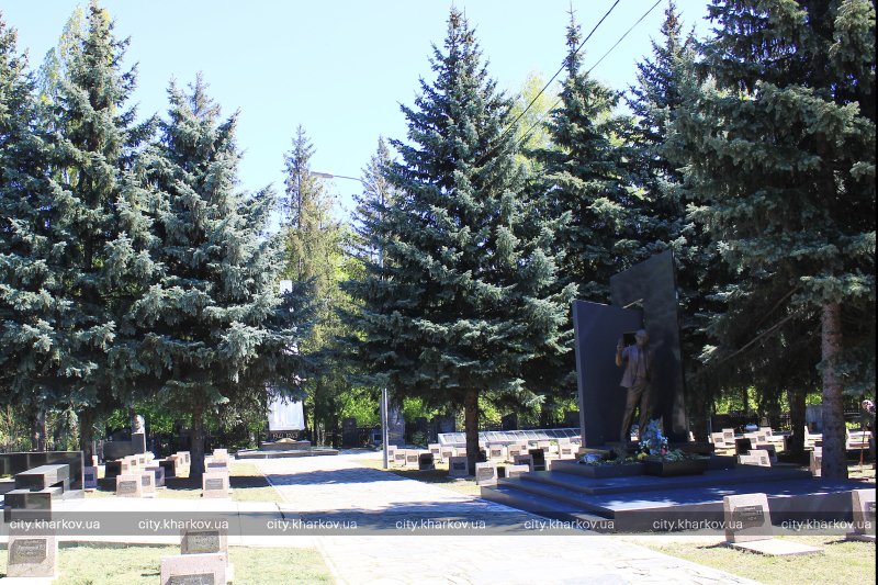 У Харкові триває впорядкування меморіальних комплексів та кладовищ