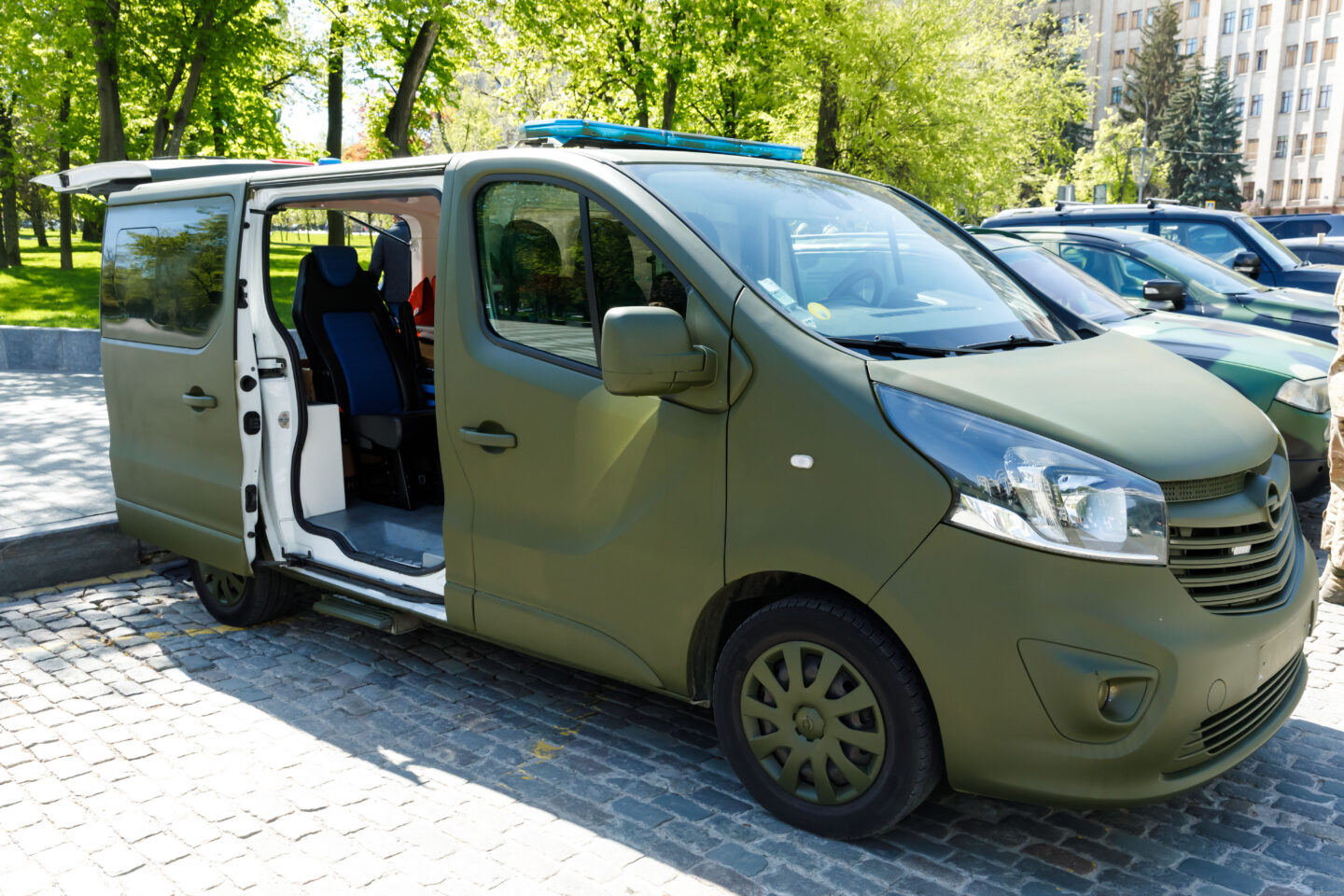 Військові Харківщини отримали три позашляховики та авто екстреної допомоги